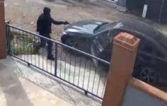 İzmir’de İş İnsanı Murat Ekinci Evinin Önünde Silahlı Saldırıya Uğradı