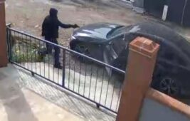 İzmir’de İş İnsanı Murat Ekinci Evinin Önünde Silahlı Saldırıya Uğradı