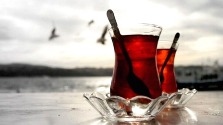 Çay Tüketenler Dikkat! Uzmanlardan Bağırsak ve Karaciğer Sağlığı İçin Kritik Uyarılar