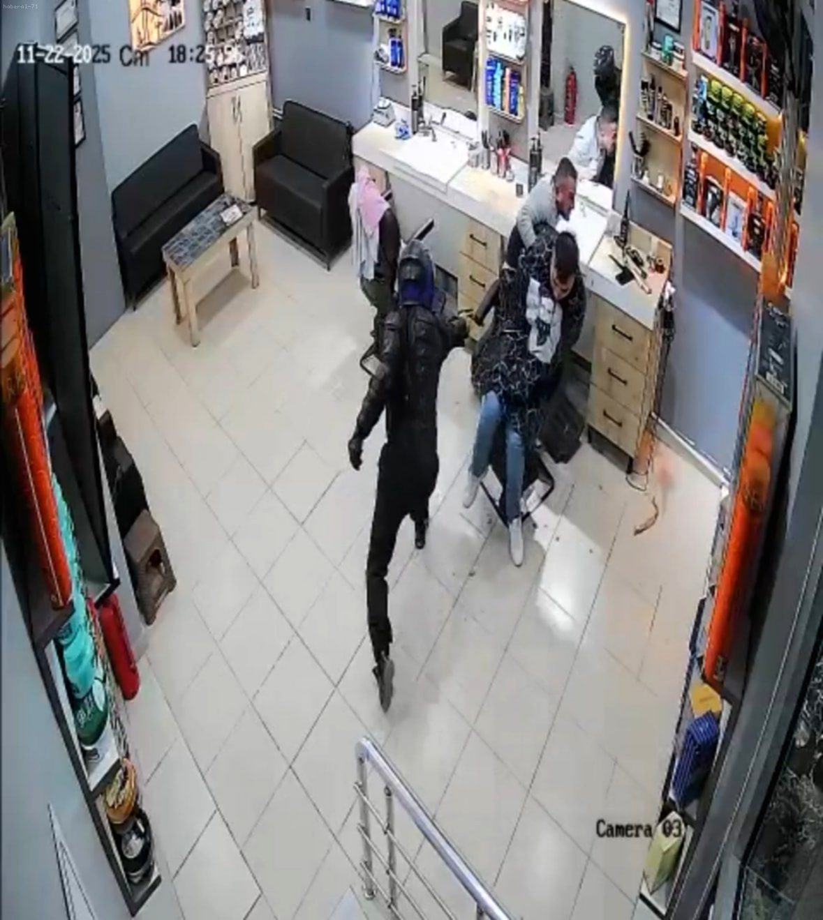 Ayancık'ta Berber Dükkanında Dehşet! Kasklı Saldırgan Berberi Kurşunladı