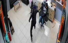 Ayancık’ta Berber Dükkanında Dehşet! Kasklı Saldırgan Berberi Kurşunladı