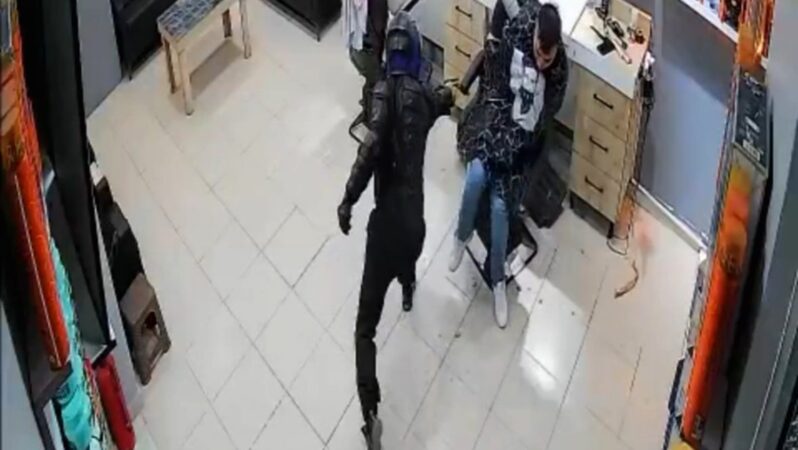 Ayancık’ta Berber Dükkanında Dehşet! Kasklı Saldırgan Berberi Kurşunladı