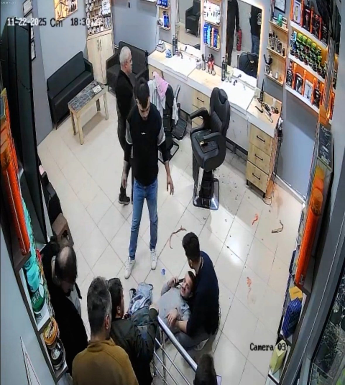 Ayancık'ta Berber Dükkanında Dehşet! Kasklı Saldırgan Berberi Kurşunladı