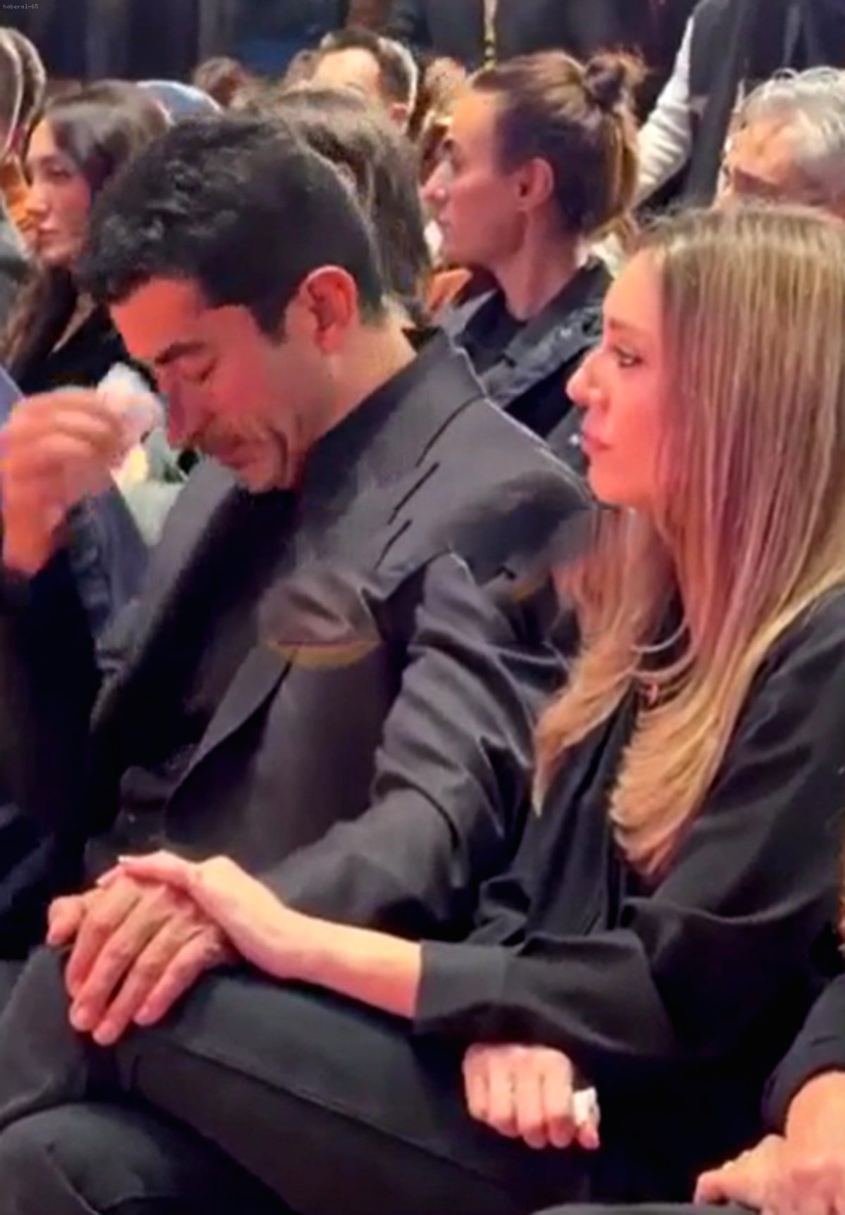 Kenan İmirzalıoğlu, Kadın Cinayetleri Karşısında Gözyaşlarını Tutamadı! Sinem Kobal'dan Duygusal Destek