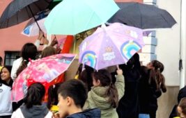 Adana’da Minik Yüreklerden Atatürk Büstüne Şemsiye Kalkanı