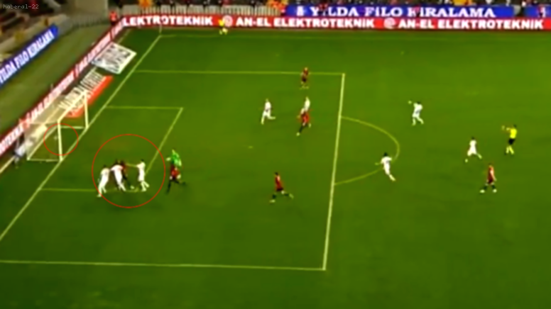 Süper Lig’de Eşine Az Rastlanır An: Kaleci Kavgayı Ayırmaya Gitti, Kalesini Boş Bıraktı, Gol Geldi!