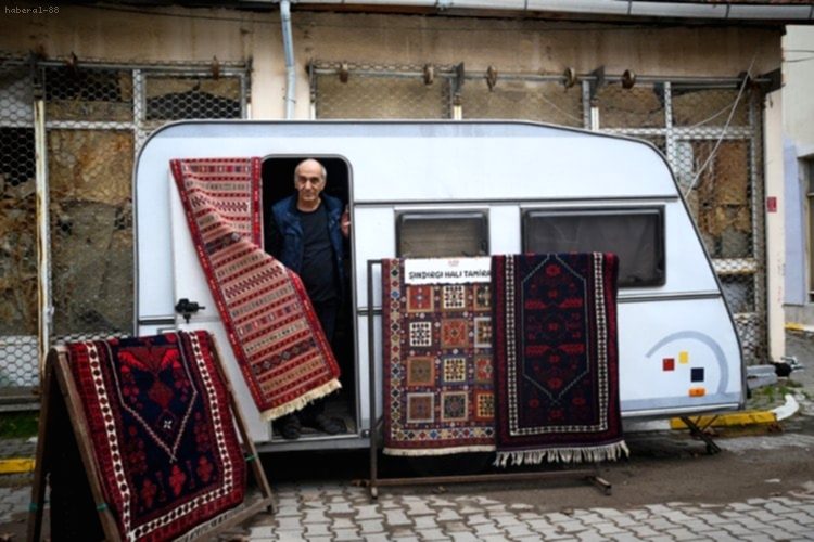 Balıkesir'de Halı Tamircisi Deprem Sonrası Kedisiyle Karavanda Çalışıyor