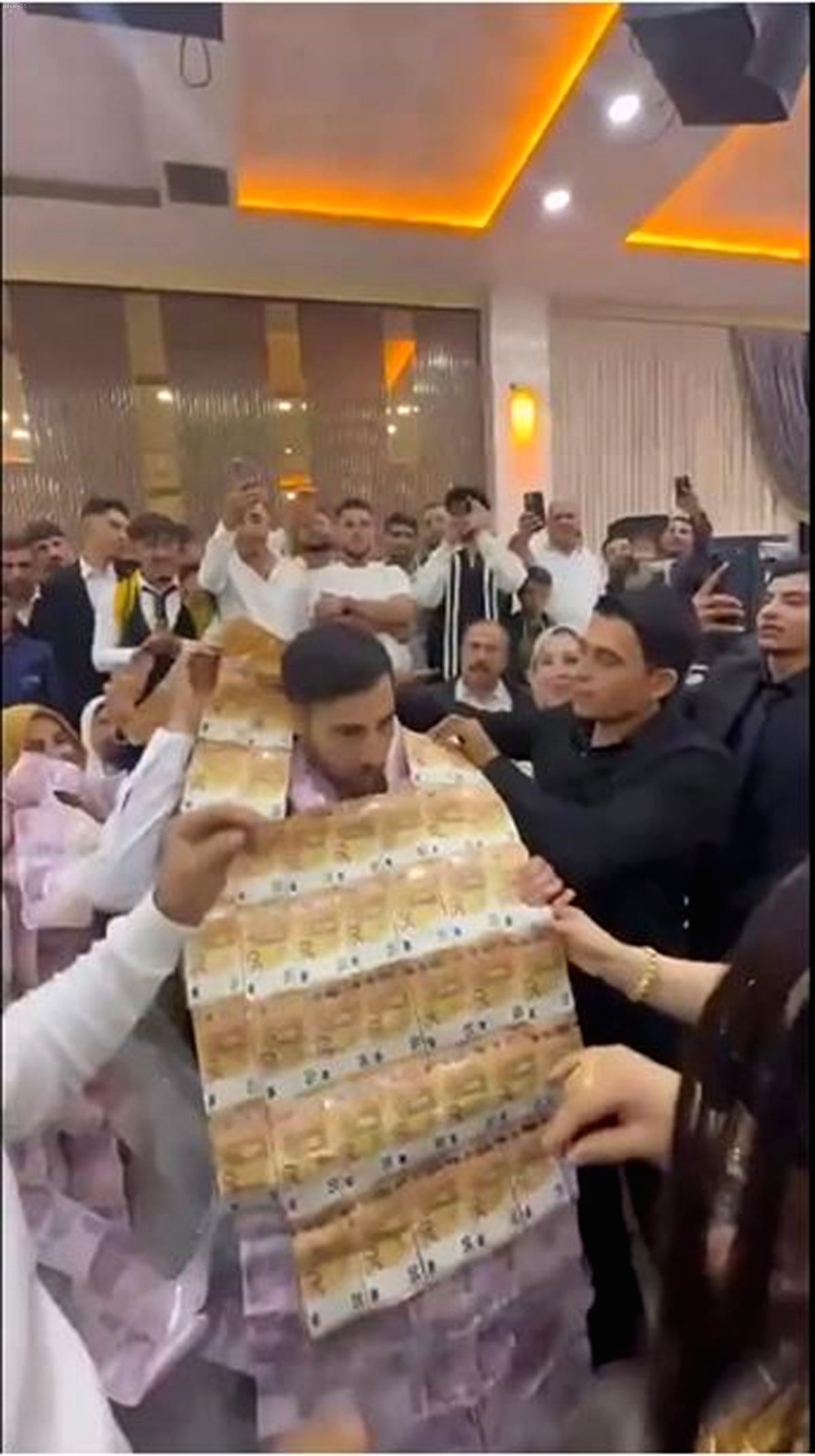 Kızıltepe'de Aşiret Düğününde Şaşırtan Takı Töreni: Valiz Dolusu Para Geldi!