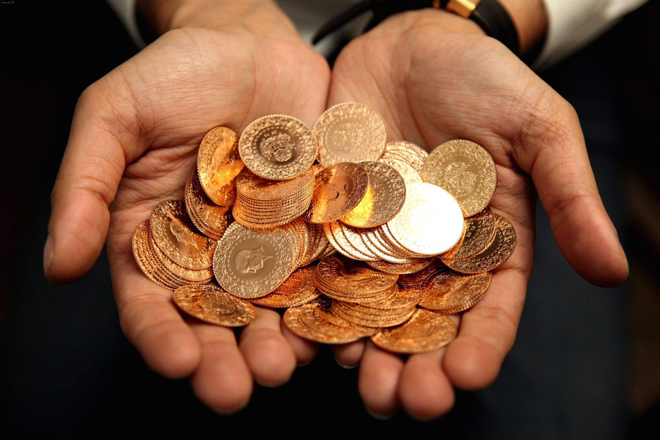 Altın Fiyatları Kritik Eşiktesi: Yükseliş mi, Düşüş mü Bekleniyor?