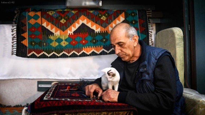 Balıkesir’de Halı Tamircisi Deprem Sonrası Kedisiyle Karavanda Çalışıyor