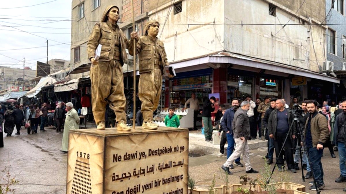 PKK'dan Provokasyon: Canlı Heykel Gösterisiyle Terör Propagandası