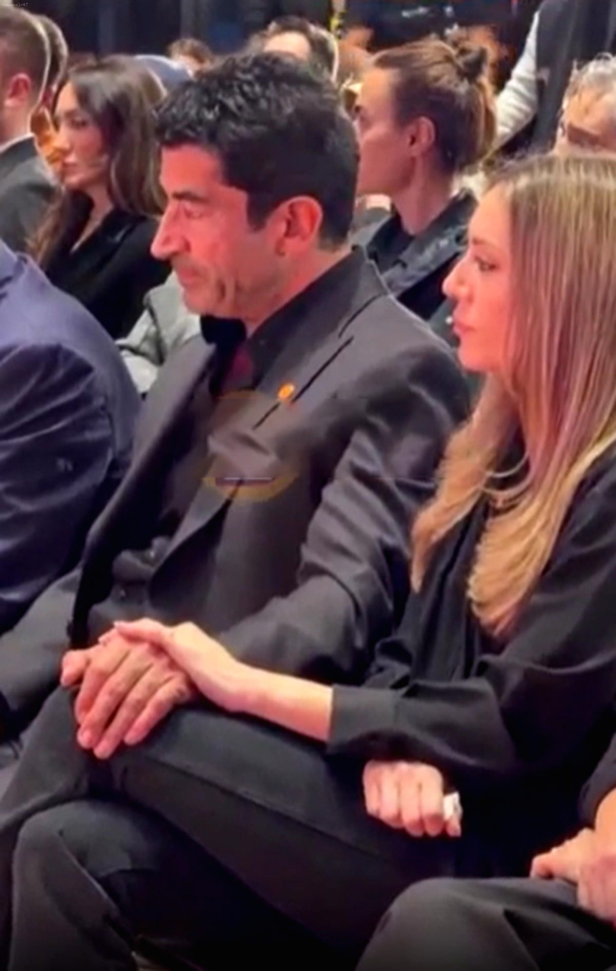 Kenan İmirzalıoğlu, Kadın Cinayetleri Karşısında Gözyaşlarını Tutamadı! Sinem Kobal'dan Duygusal Destek