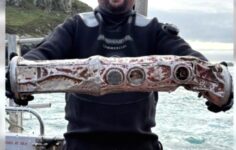 Galler’de Dalgıçlar Gizemli Bir Cisim Buldu: ‘Dokunmayın, Kayıt Alıyor’ Uyarısı