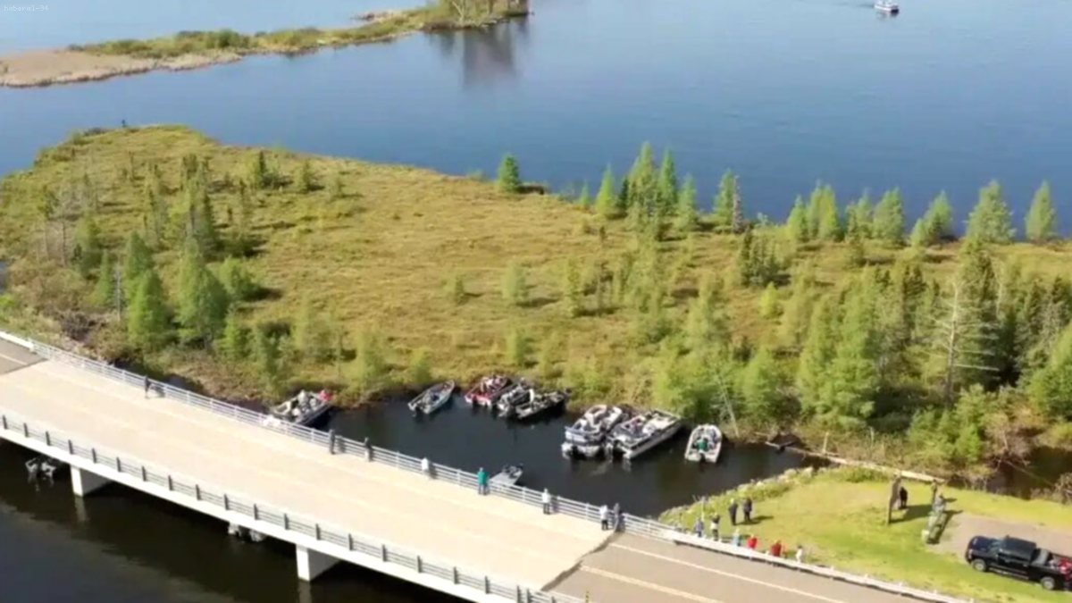 Gezgin Ada Halkı Peşine Taktı: İttire Kaka Yerine Sabitlediler!