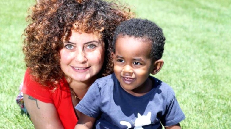 Esra Akkaya’nın Etiyopya’dan Evlat Edindiği Oğlu Can Alex Büyüdü!