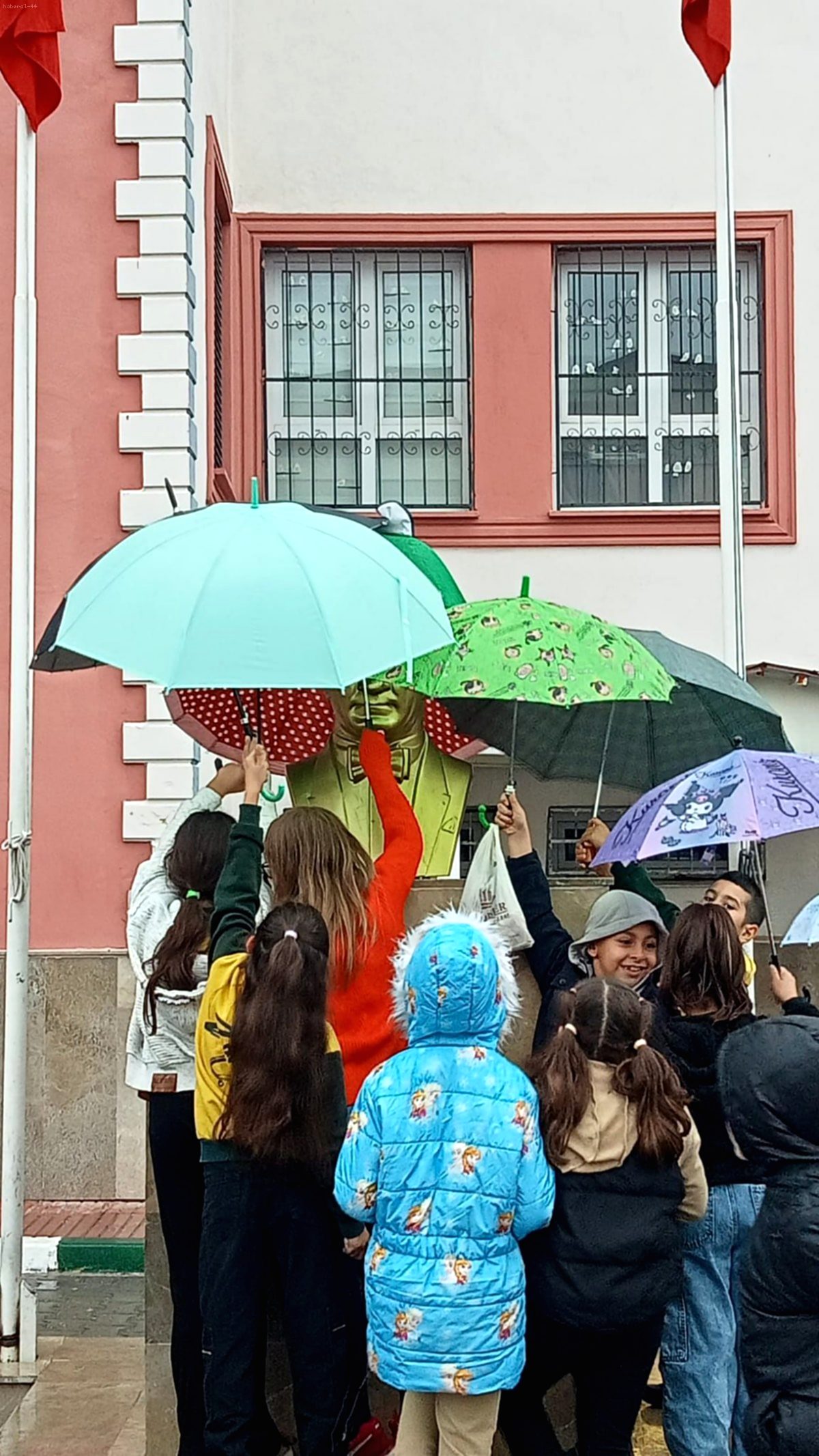 Adana'da Minik Yüreklerden Atatürk Büstüne Şemsiye Kalkanı