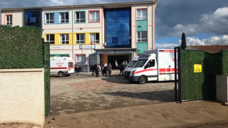 Okulda Zehirlenme Alarmı: Tavuk ve Makarna Yiyen Öğrenciler Hastaneye Kaldırıldı!