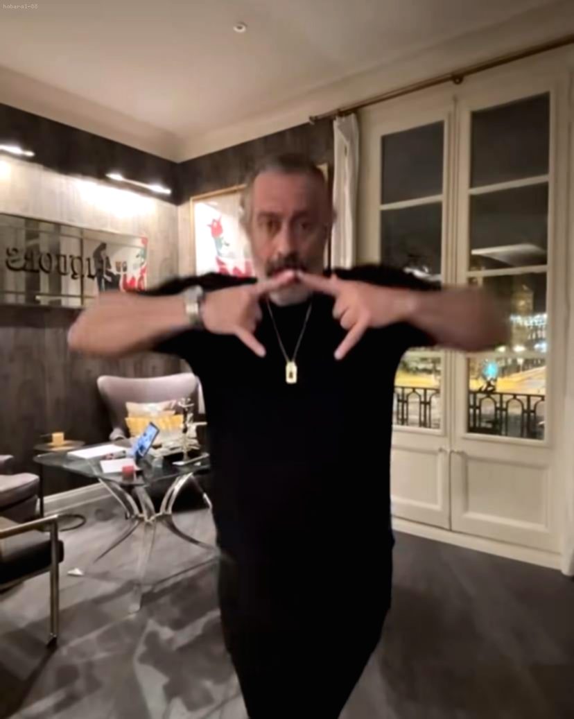 Cem Yılmaz'ı Daha Önce Hiç Böyle Görmediniz! İşte Yapay Zeka ile Dans Şovu