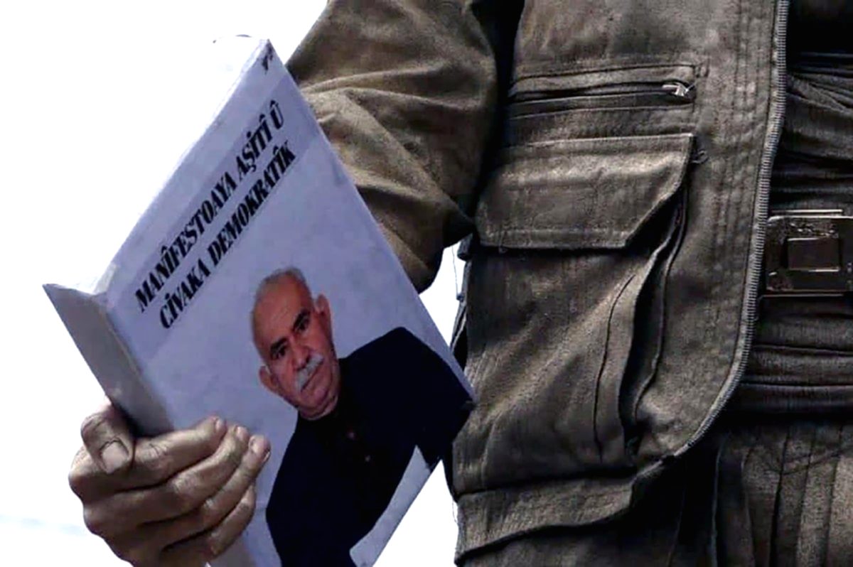 PKK'dan Provokasyon: Canlı Heykel Gösterisiyle Terör Propagandası