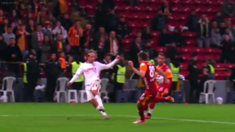 Galatasaray – Samsunspor Maçında Tartışmalı Pozisyon! Hakem Kararı Büyük Tepki Çekti