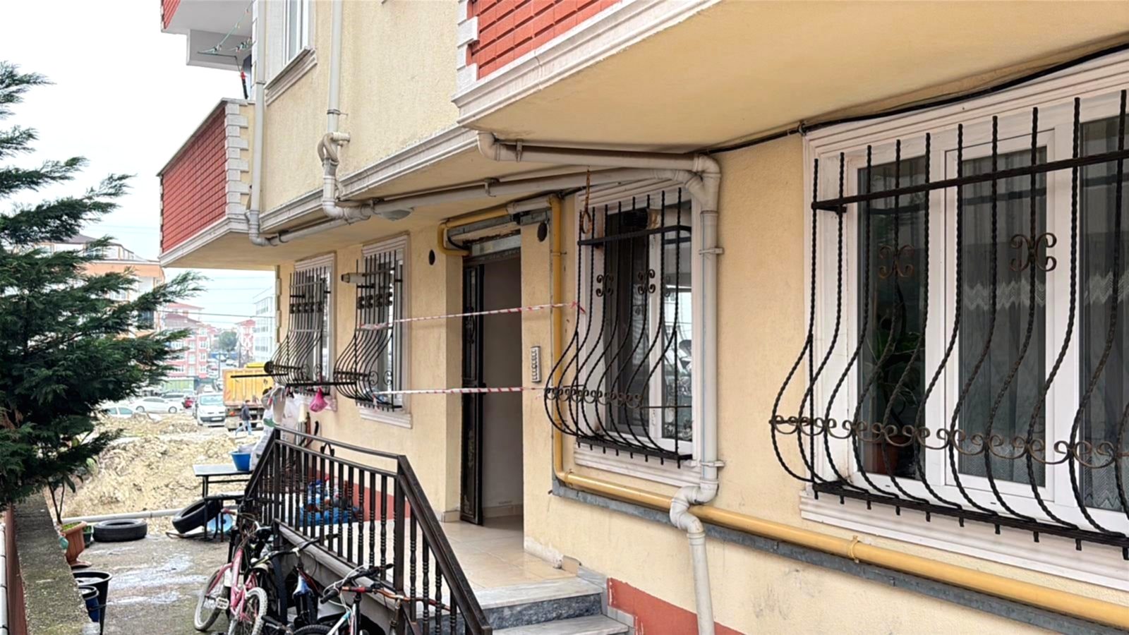 Tekirdağ Kapaklı'da Toprak Kayması Paniği: 25 Kişi Otellere Tahliye Edildi