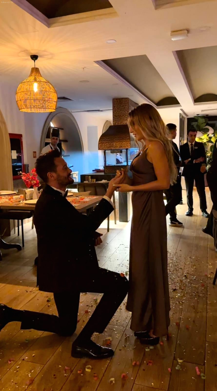 Serdar Şanal, Ayça Ongül'e Aşklarının Başladığı Kıbrıs'ta Unutulmaz Evlenme Teklifi Etti