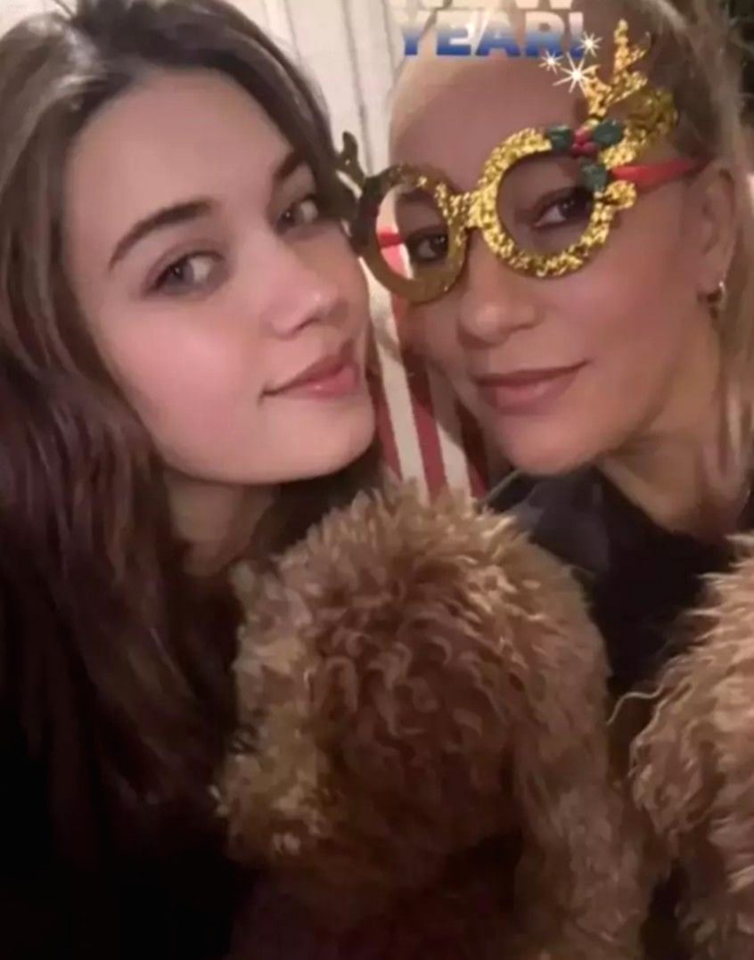 Afra Saraçoğlu Annesi Lütfiye Saraçoğlu ile Poz Verdi: Benzerlikleri Sosyal Medyayı Salladı!